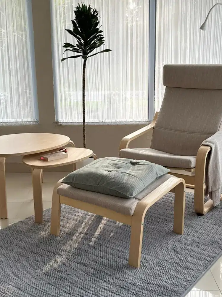 Kursi santai Ikea Poang + meja Svalsta