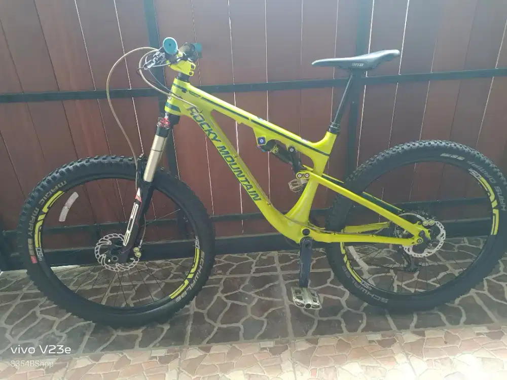 Sepeda gunung Rocky mountain carbon size M ban 27,5 mulus minim lecet