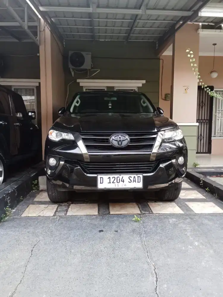 Mobil fortuner 2,4 G 4x2 AT diesel