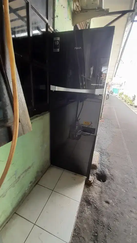 kulkas 2 pintu merk AQUA