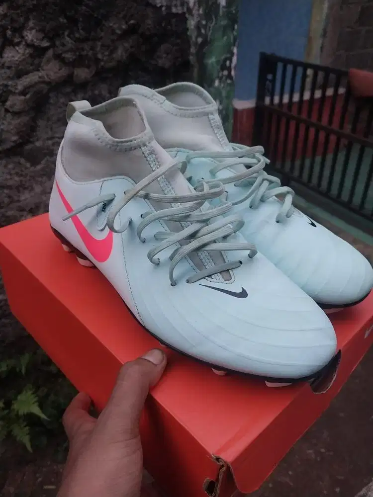 Sepatu Bola Nike Phantom Luna II Club