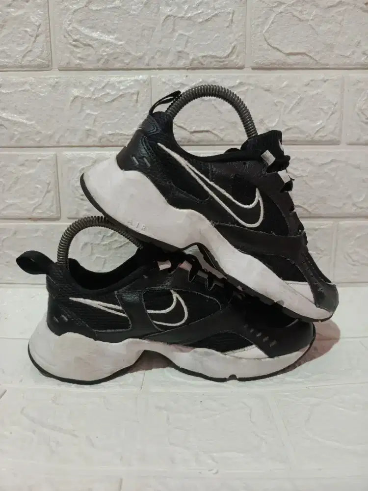 Nike Air Heights black white