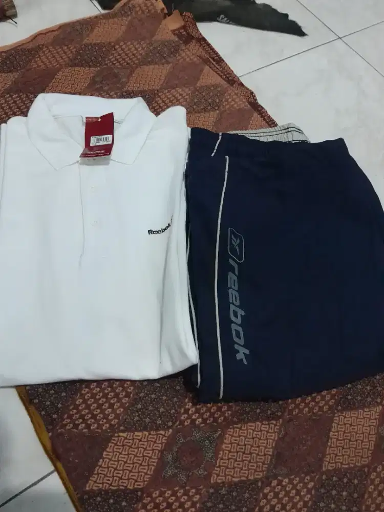 Kaos polo dan celana olahraga reebok