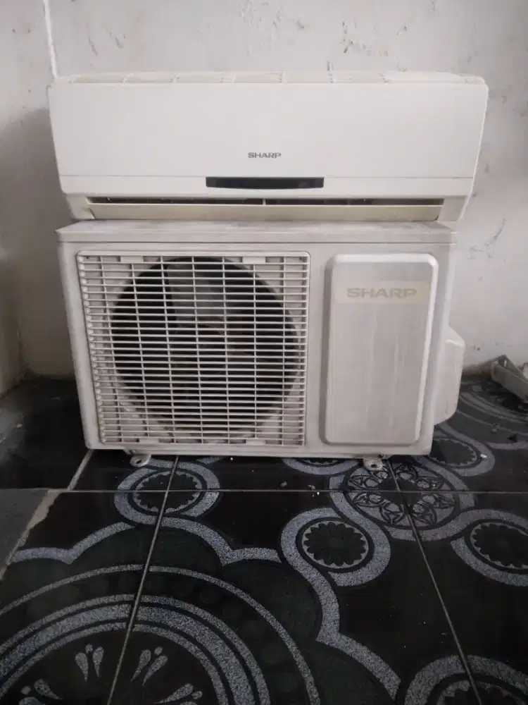 Dijual AC merk sharp.