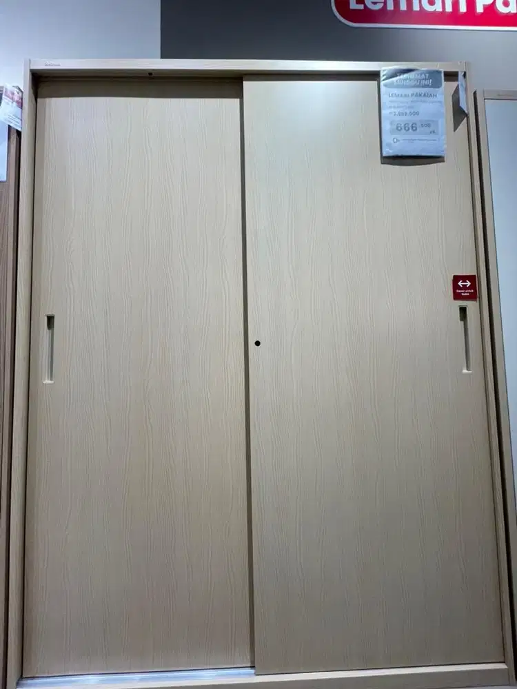 Lemari Pakaian Metal