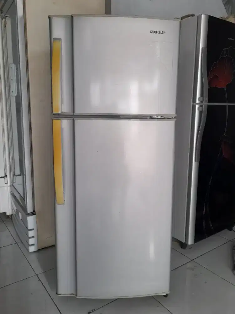 Kulkas 2 Pintu SHARP . Second . Normal . Siap Pakai