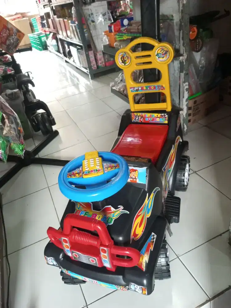 Mainan anak mobil naik monster hitam bsd