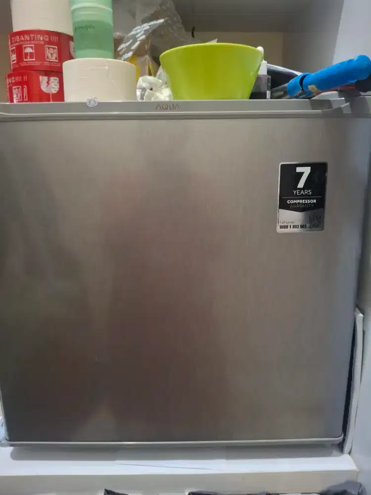 kulkas meja msh mulus dan garansi, tdk ada lecet, dipke didalam kamar.