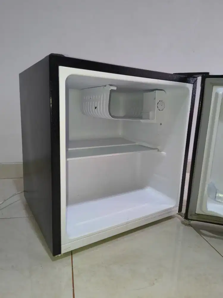 Kulkas Chanhong 50L Hitam