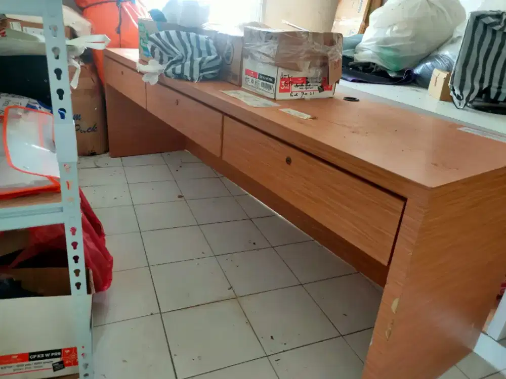 Meja Resepsionis Bekas