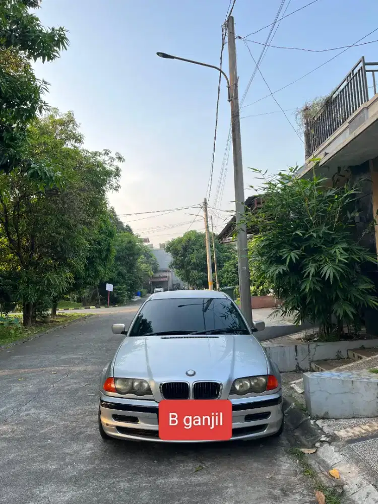 BMW 318i 2000 Bensin