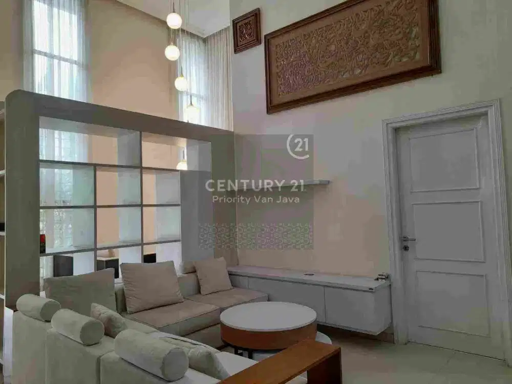 Rumah Setra Duta ada Kolam Renang