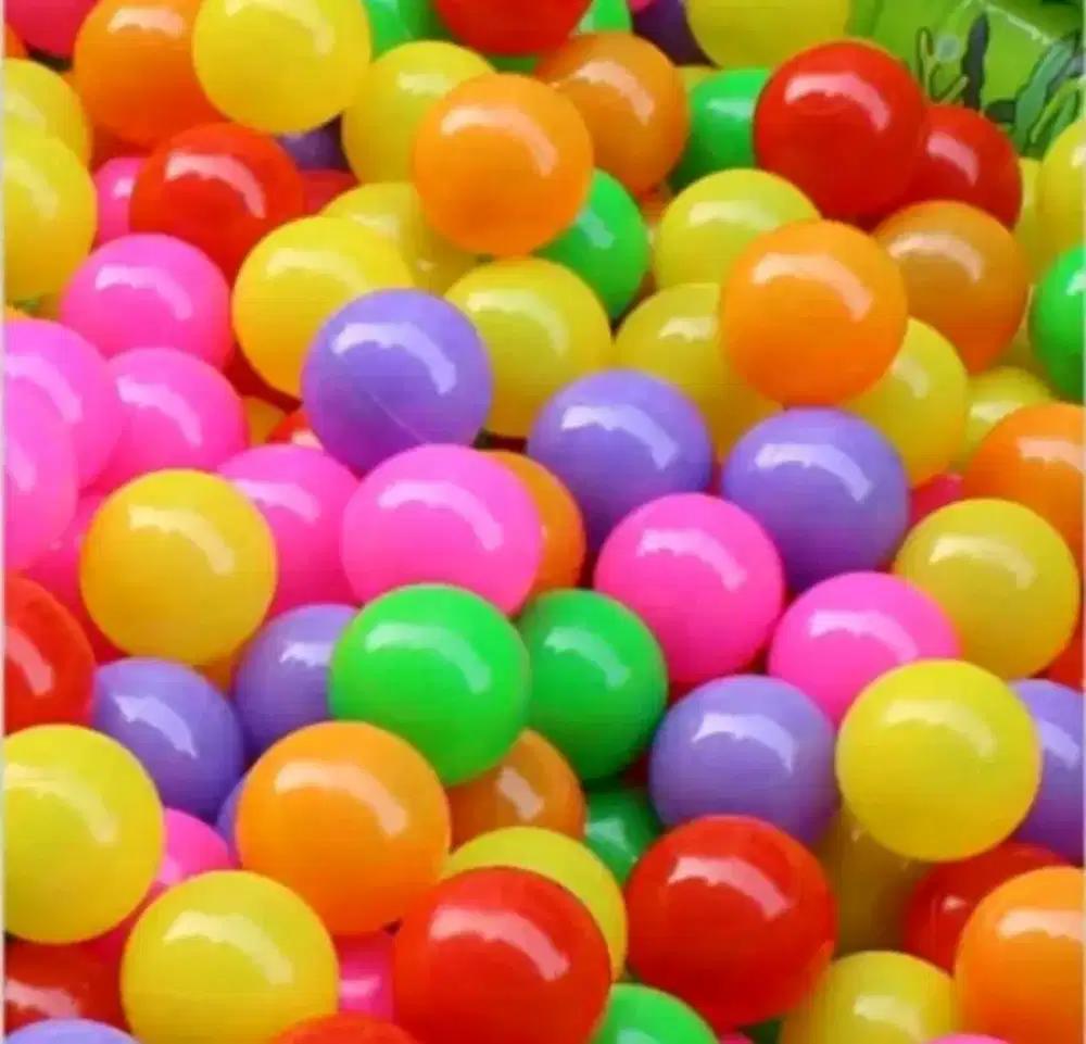 Dijual cepat bola mainan anak warna warni sebanyak 300 bola