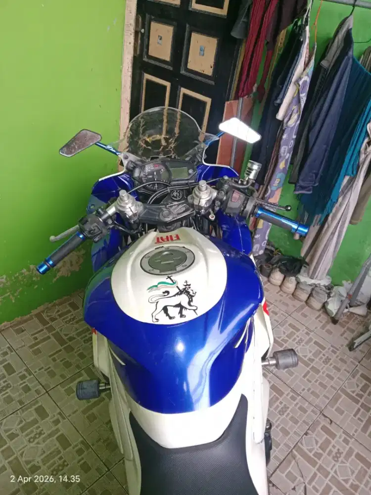 Yamaha R 25 tahun 2014 warna biru