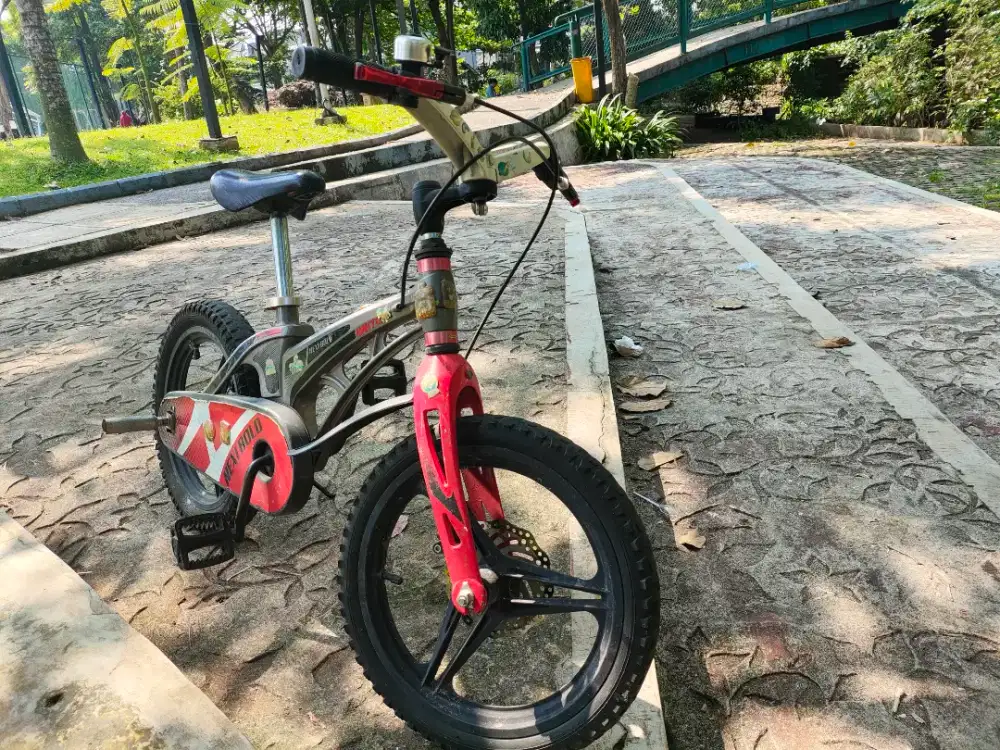 sepeda United Nexi Bolt