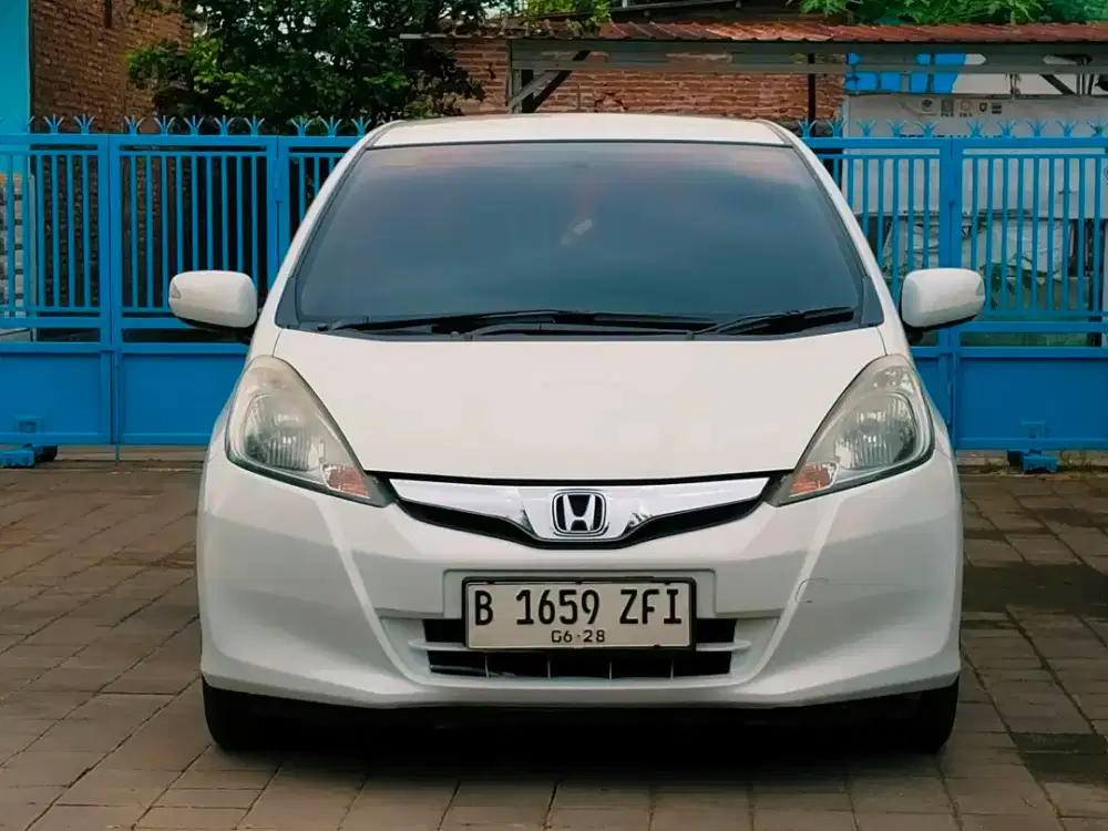 Jual Harga Spesial Honda Jazz S Manual 2013 MMC Putih Tangan pertama