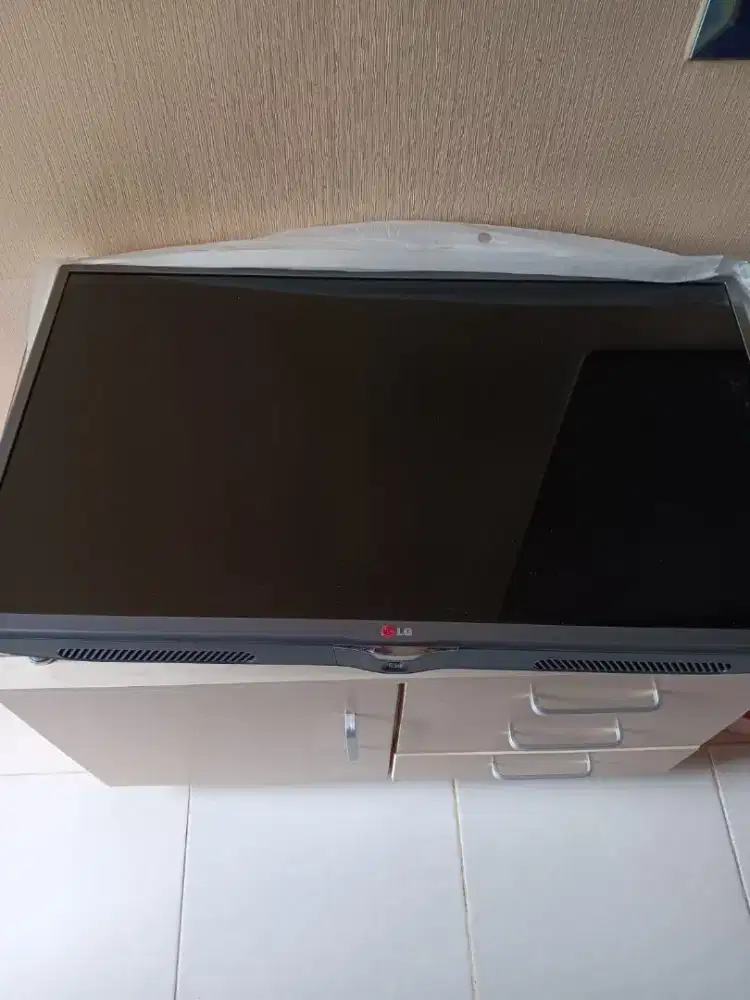 TV LED LG 32 inch (kondisi bagus dan berfungsi baik)