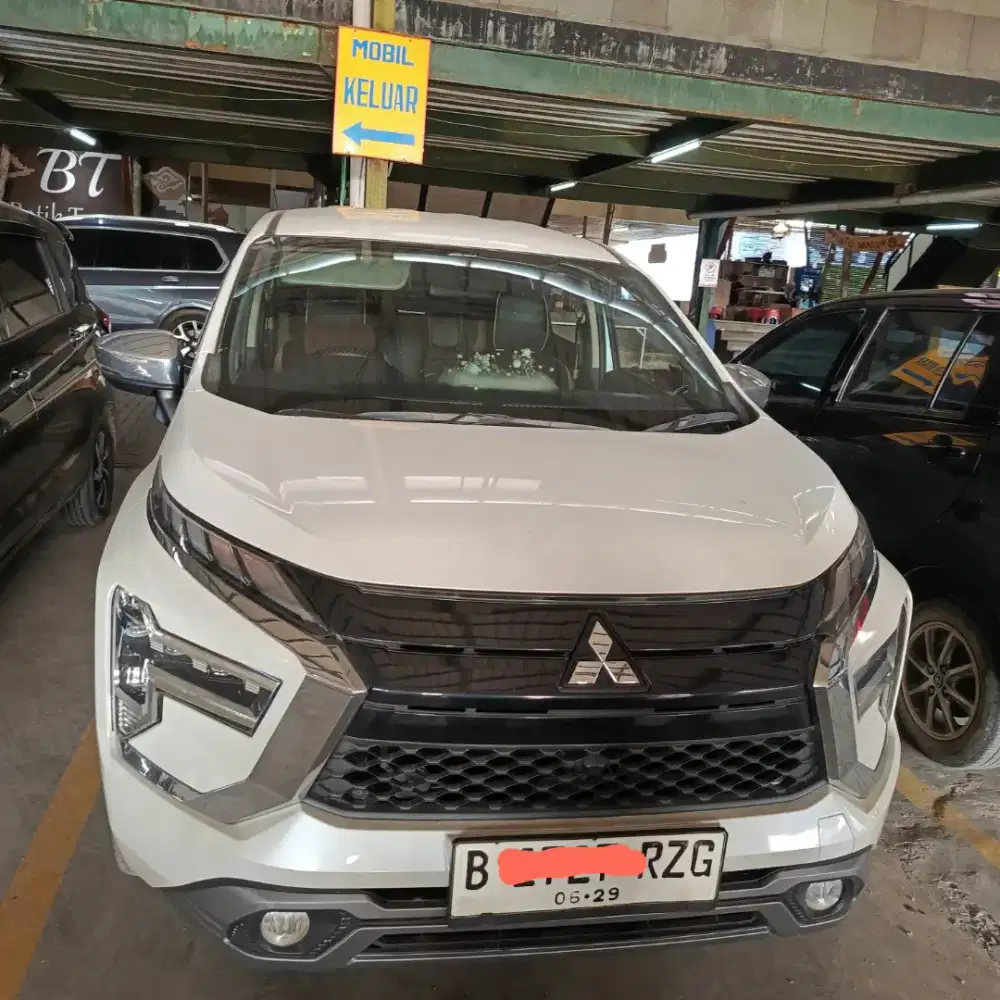 Mitsubishi xpander putih kristal