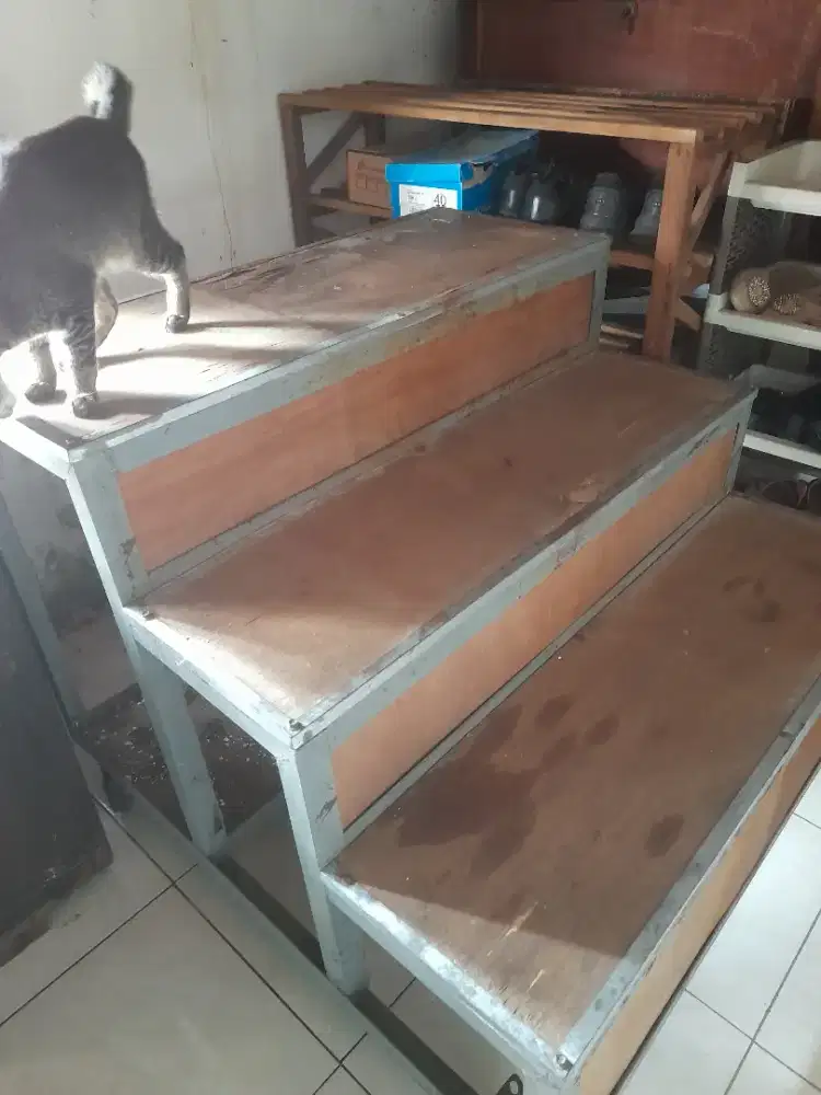 Meja display serbaguna