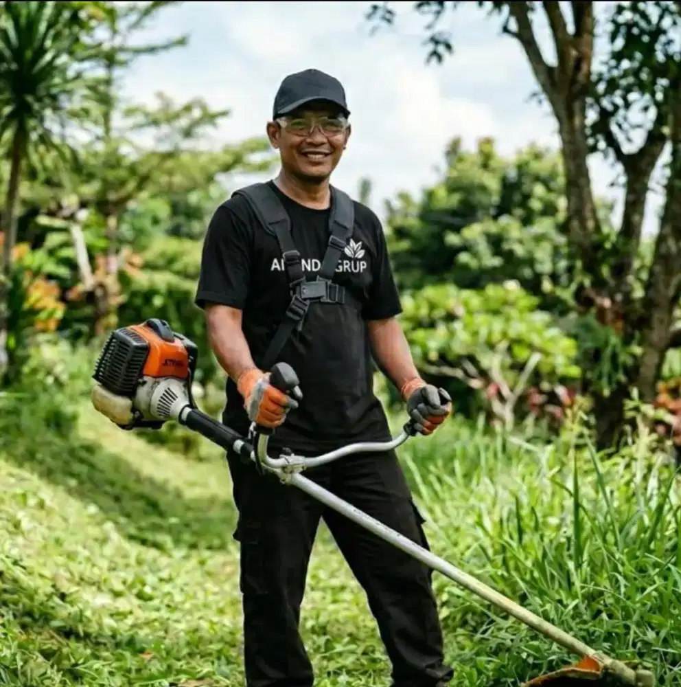 Jasa pangkas rumput dan perawatan taman