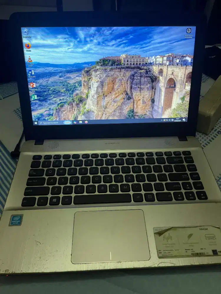 Laptop axus X441M