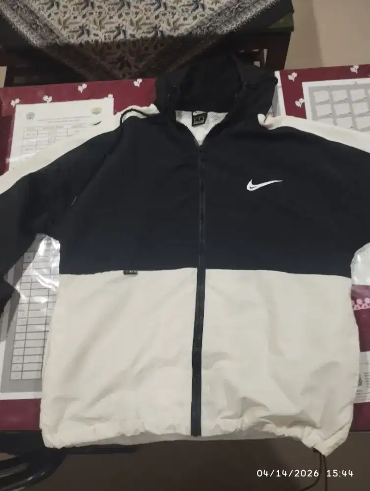 Jaket nike ukuran S