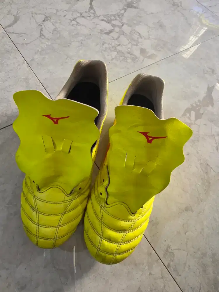 Sepatu bola mizuno