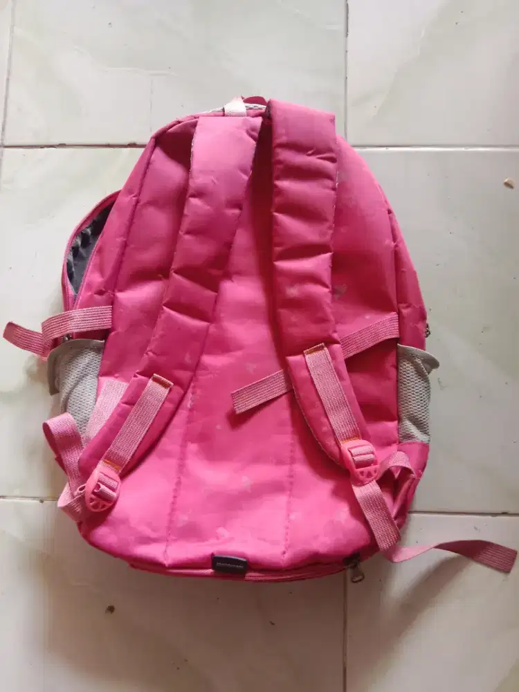 Tas ransel anak. Masih bisa dipakai. Dalam nya masih bersih .