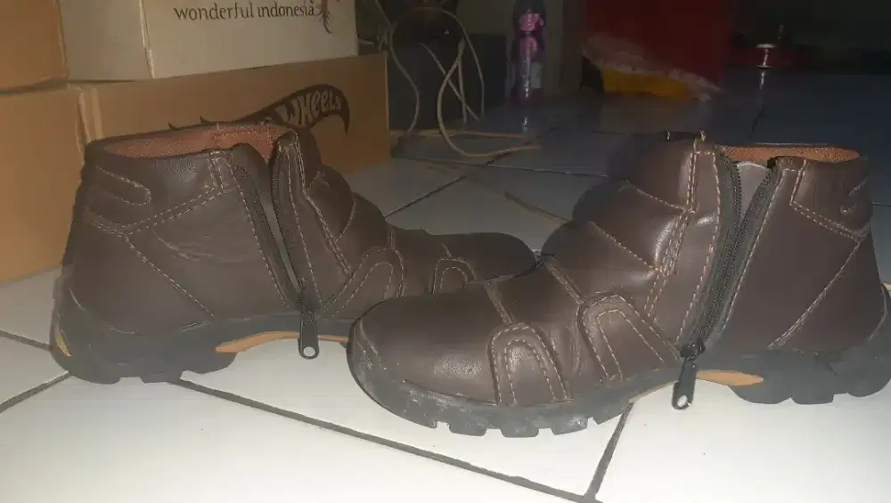 Sepatu kulit coklat model sleting uk42