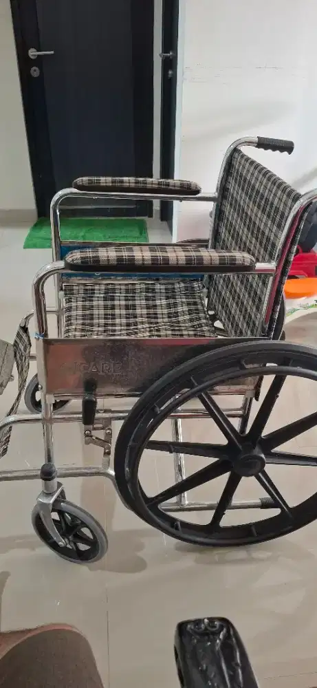 Kursi roda alat kesehatan