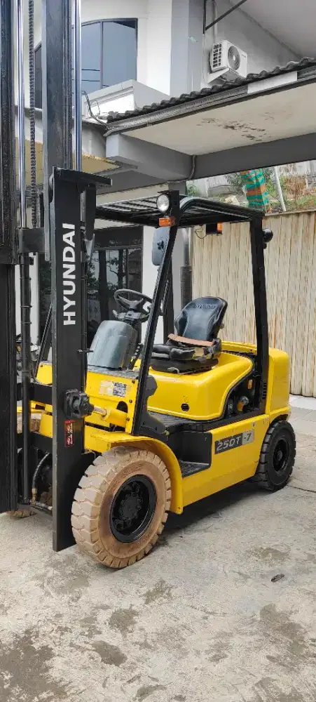 Forklift 2.5 ton hyundal tahun 2017 hm 1600 jam