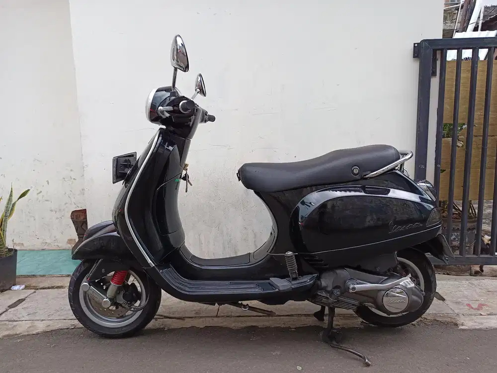 Di jual cepat vespa lx125 2011 bagus