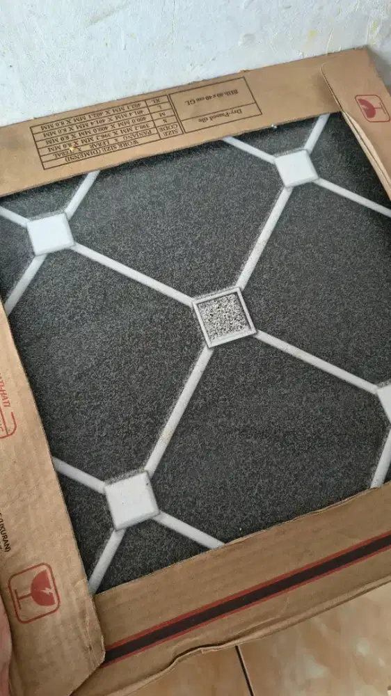 Keramik lantai 40x40