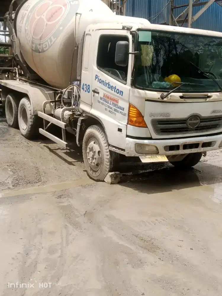 Truck mixer Hino lohan tahun 2014