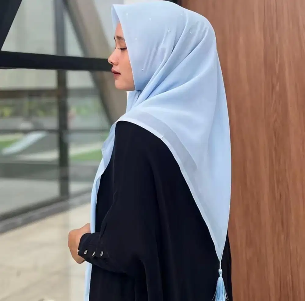 DIBUTUHKAN HOST LIVE SEGERAAA...