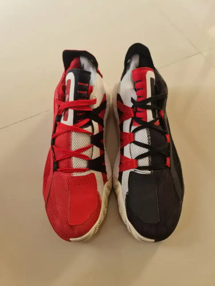 130. Sepatu Basket Pria Adidas Dame 6 Scartlet FY0850 Bekas / Second