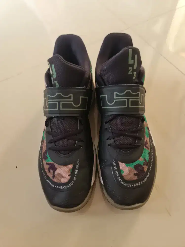 129. Sepatu Pria Nike Le Bron Ambassador  12

Mantan / Bekas / Second