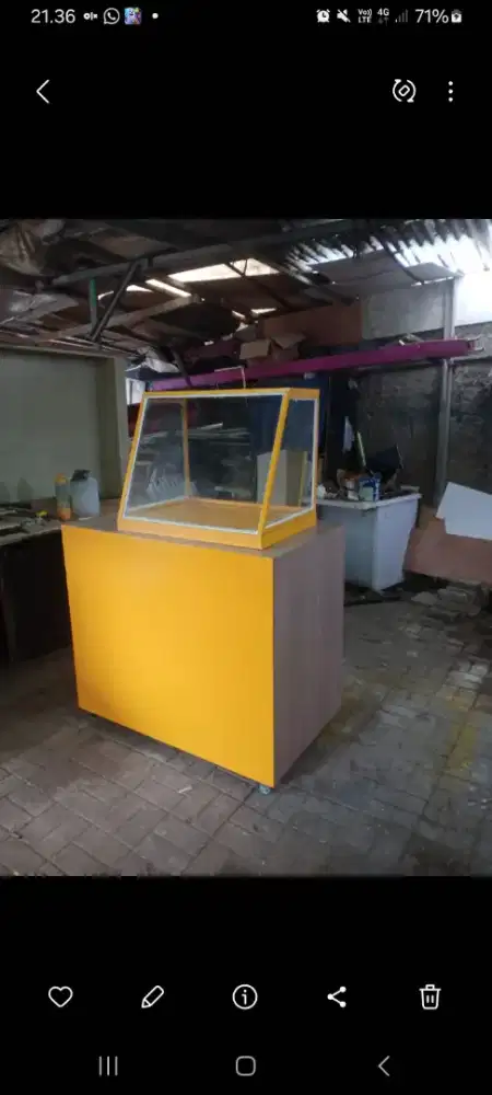 Etalase ayam dan gerobak usaha