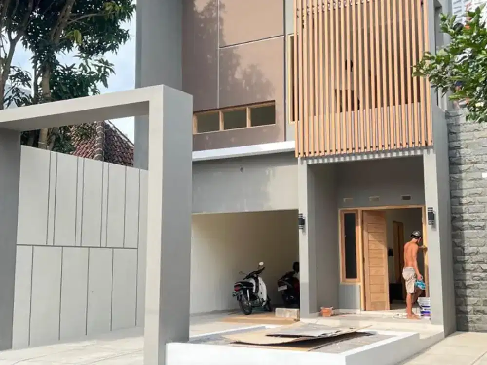 Rumah Mewah 2 Lantai Desain Kontemporer Klasik di Sardonoharjo | 8 Kamar | LT 282 m² LB 400 m²