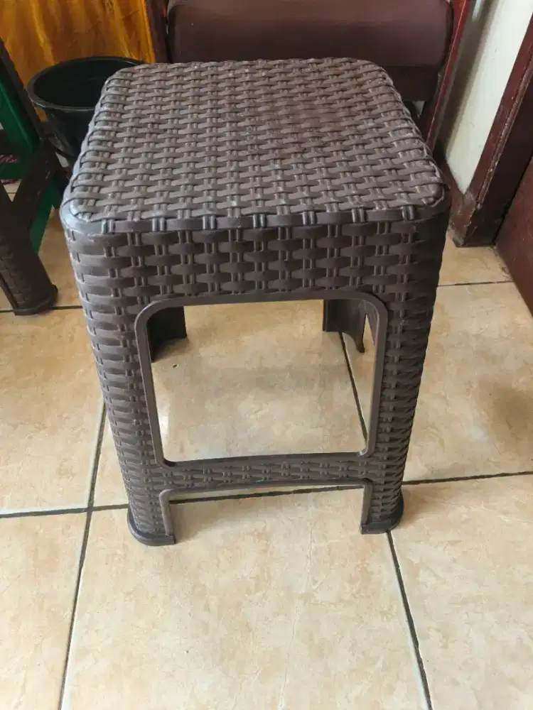 Kursi Plastik Motif Anyam