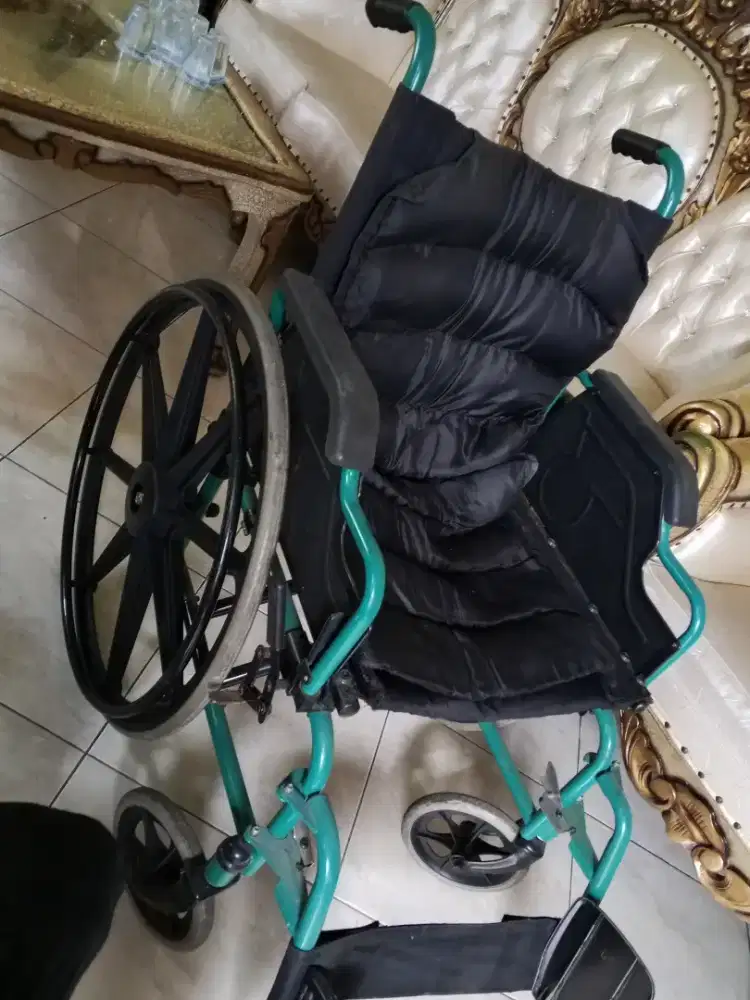 Kursi roda orang dewasa