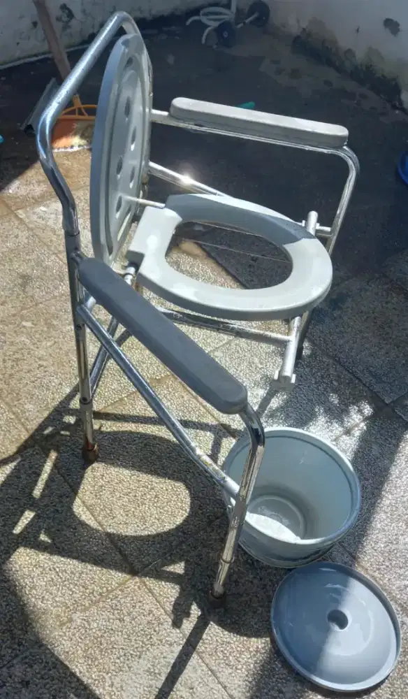 Toilet kursi duduk bisa dilipat