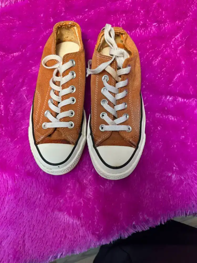 Sepatu converse coklat