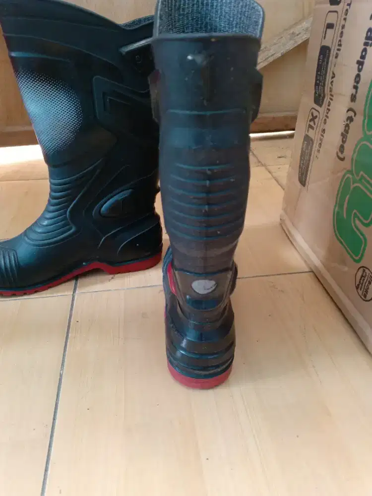 Sepatu boot nomor 41