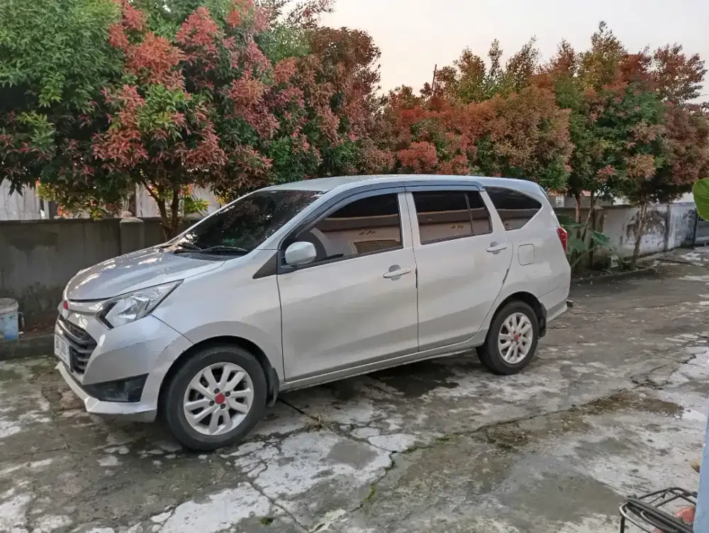 Mobil sigra AT 1.2 2017