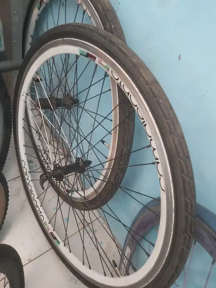 Sepasang Velg + ban road bike siap pasang uk 700c