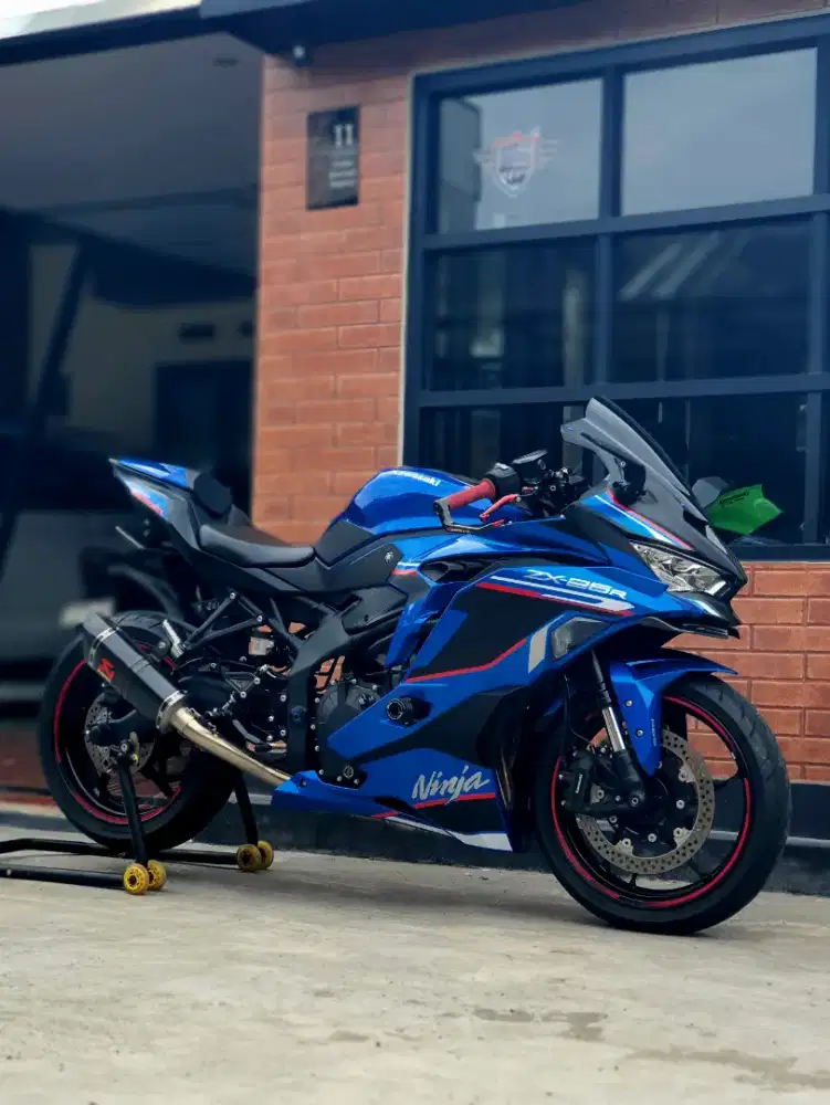KAWASAKI ZX25R SE ABS TFT BIRU 2024 KM 2RB LIKE NEW!