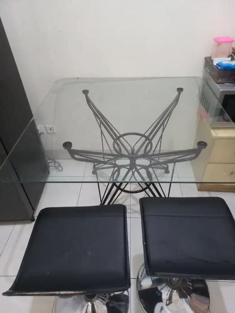 Meja makan kaca