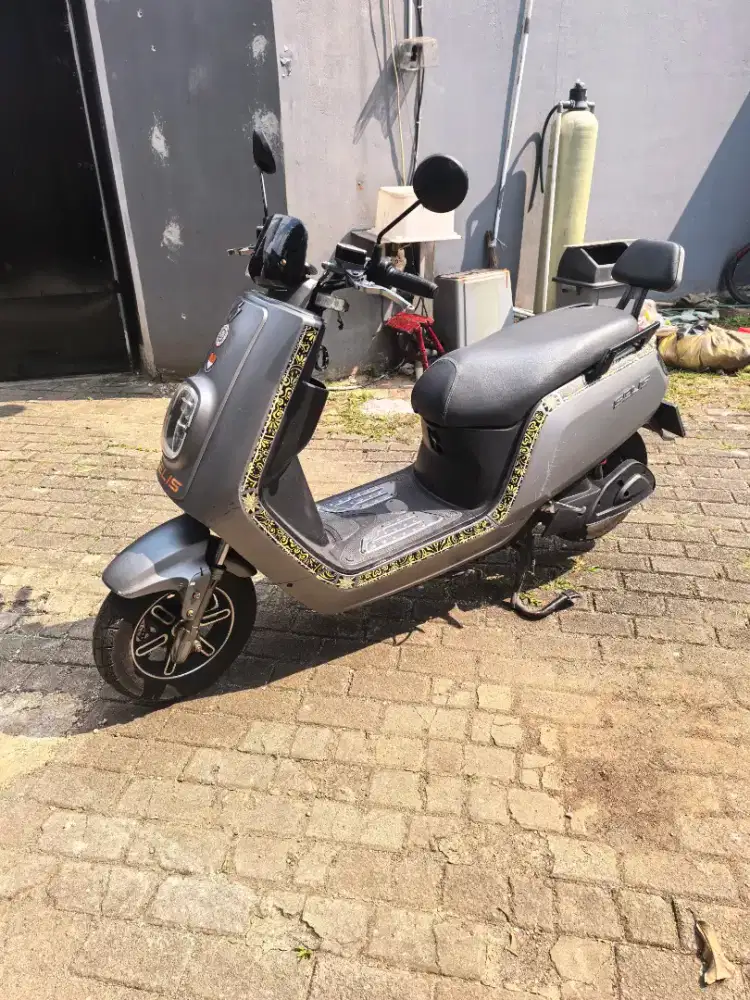 Motor Listrik Selis Emax 1500w Baru Ganti Semua Batre Ori Siap Pakai