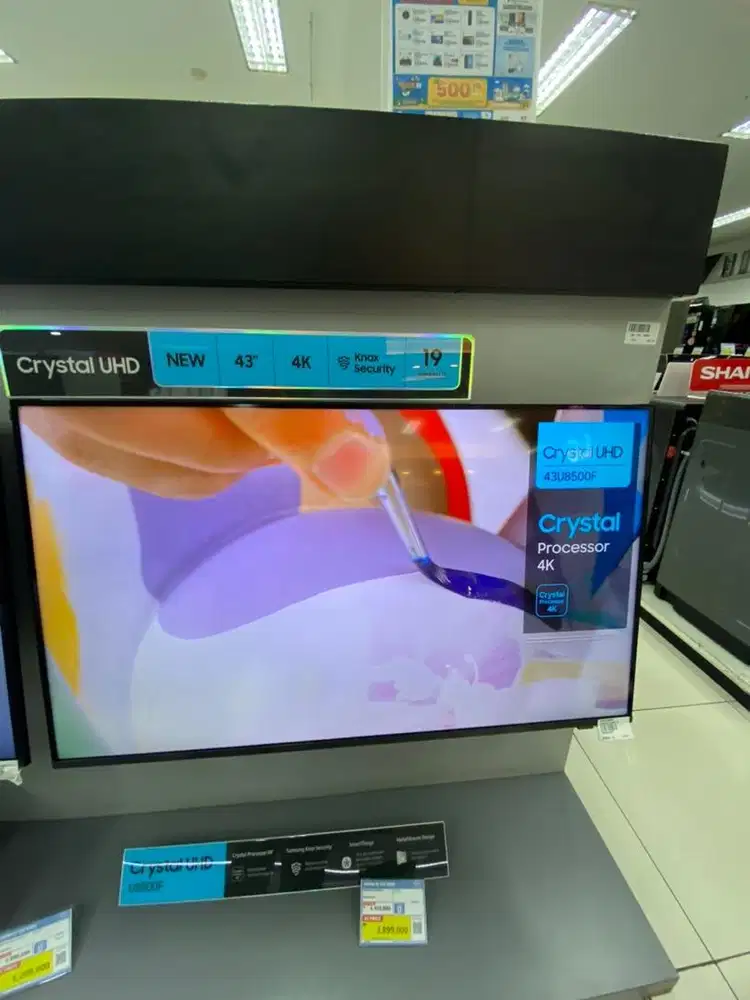 Smart TV Crystal UHD berukuran 43 inch